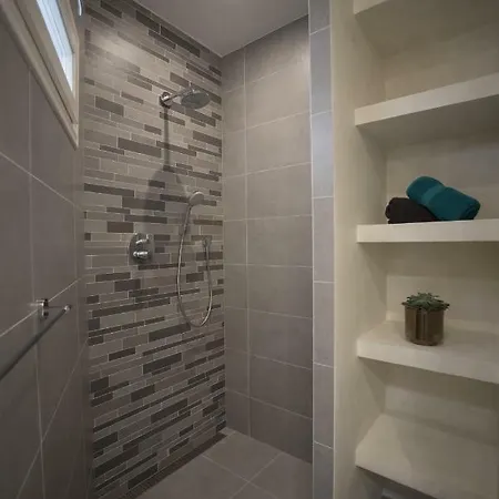 Luxury Upstairs & Downstairs Апартаменты