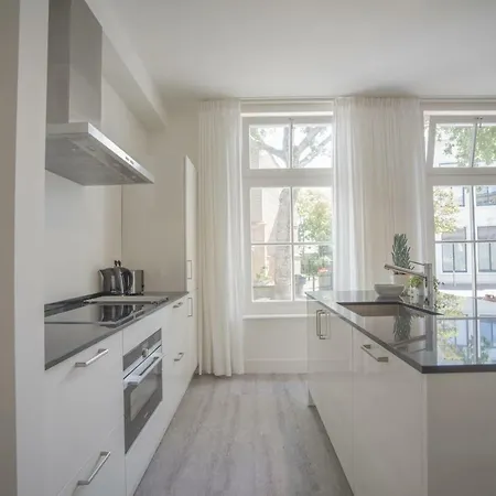 Luxury Upstairs & Downstairs Апартаменты