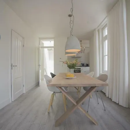 Luxury Upstairs & Downstairs Апартаменты