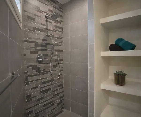 Luxury Upstairs & Downstairs Apartamento