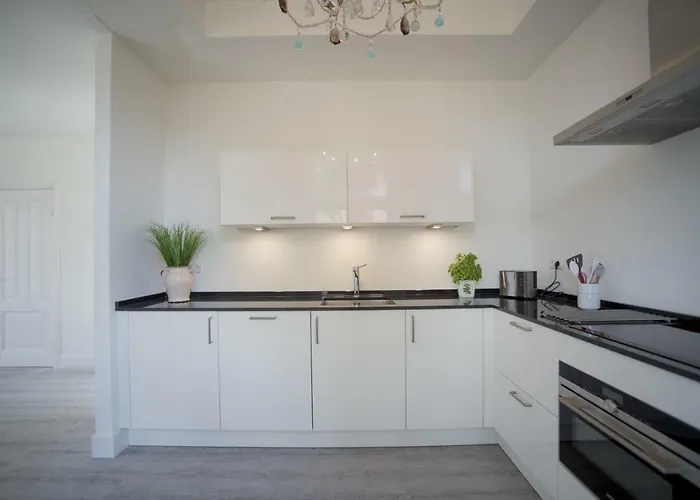 Luxury Upstairs & Downstairs Apartment