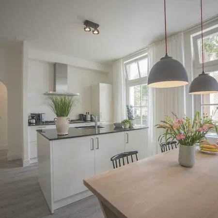 Luxury Upstairs & Downstairs Apartment *